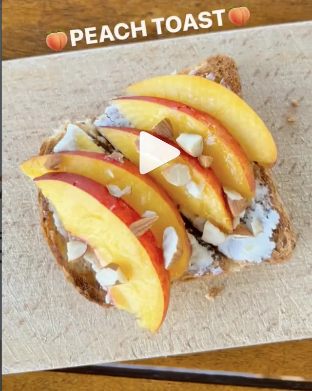 Reel Instagram: toast alla pesca con ricotta, miele e mandorle